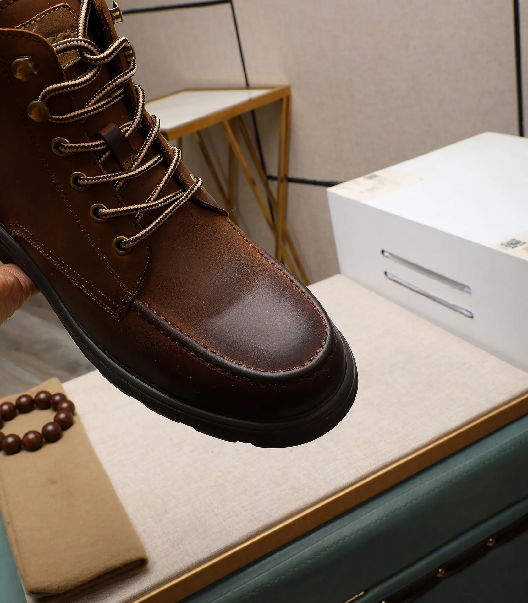 Men's men's shoes💰640 UGG (100% genuine wool lining, 10% off for fake ones) Please pay attention to the quality of the original order and compare the thickness of the wool🏮🏮Hot-selling UGG from Australia's warm luxury brand men's shoes, the official website is synchronized, Beckham men's style..., made of imported top-layer waxed cowhide, waxed toe cap, Australian real wool velvet lining Carefully sewn...Imported rubber Martin boots outsole (comfortable, soft and wear-resistant). I really like the quality..Exquisite workmanship. You can't put it down at first sight. Size 39-44